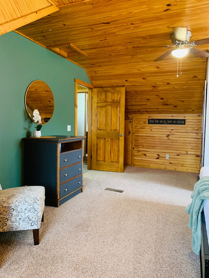 Kuna nafasi katika chumba hiki kwa godoro la sakafu lenye ukubwa kamili. 