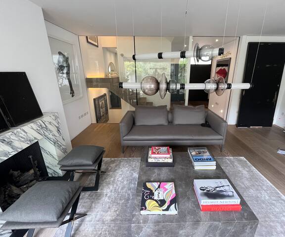 Designer Home in Chelsea gallery image 4