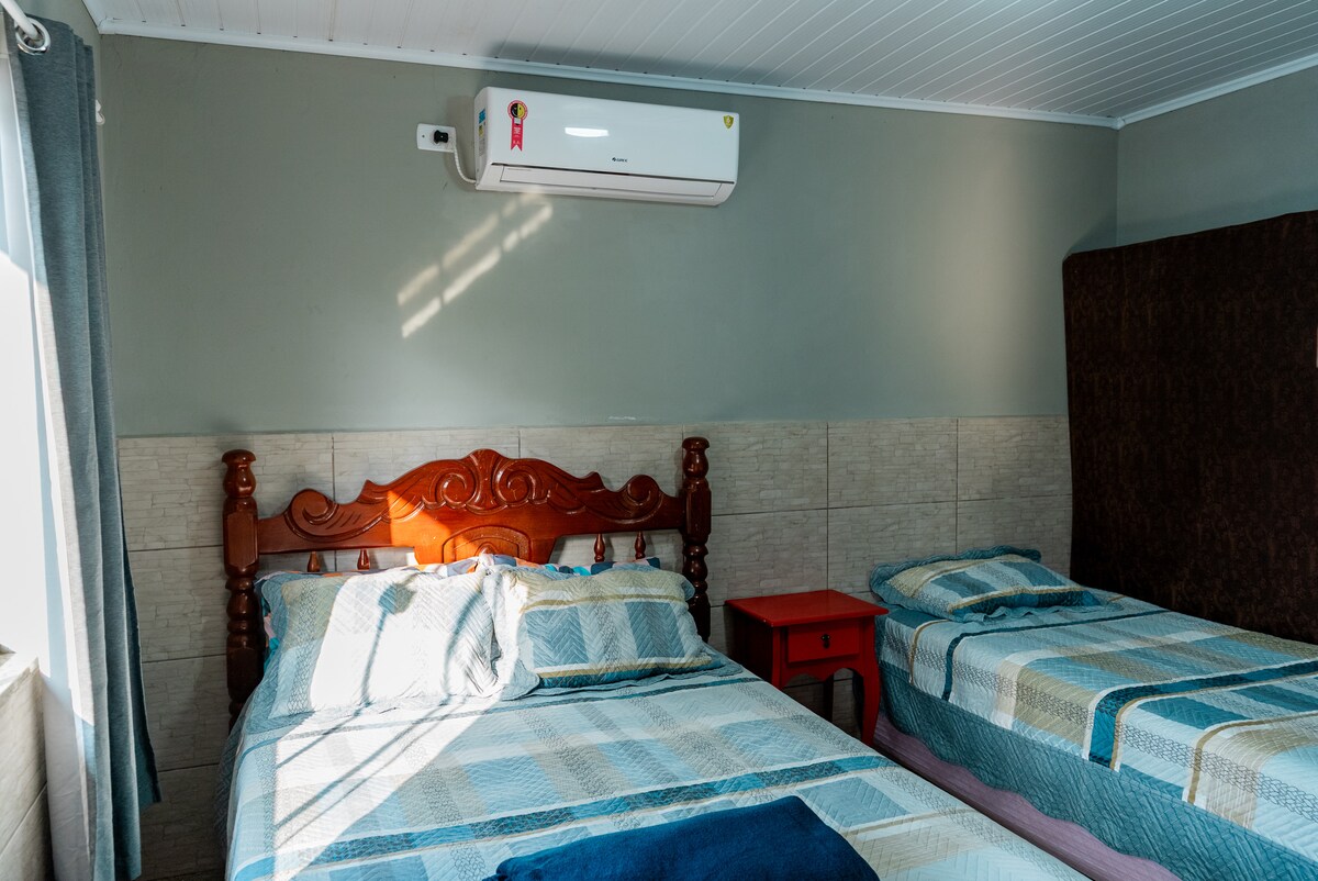 Middelste slaapkamer met eigen badkamer.