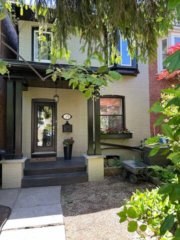 Urban Oasis in Downtown Toronto (Riverdale) gallery image 5