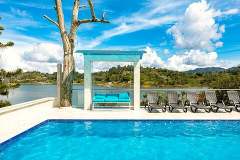 Luxury Villa Reservoirfront in Guatapé/25 guests