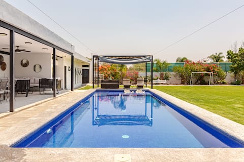 Country house with heated pool for 22 people