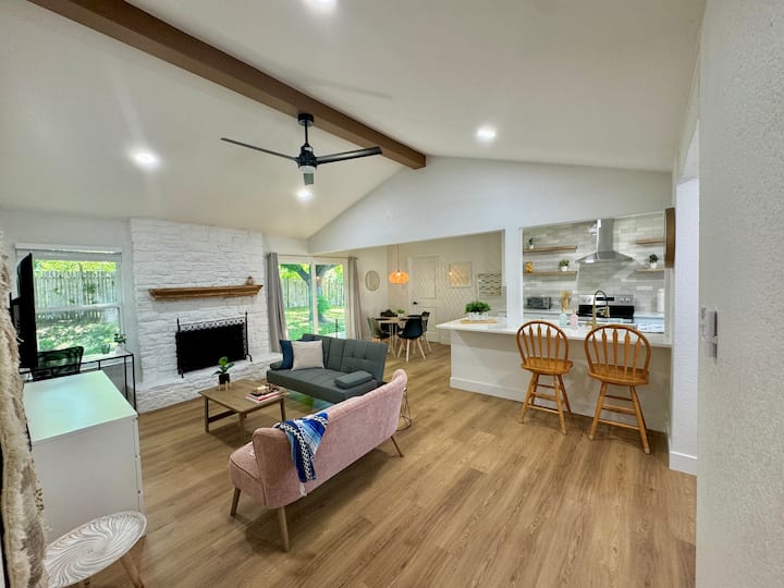 Charming Farmhouse Escape, Cozy - Lake Travis, TX