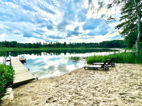 Quiet Lakefront Getaway! Wifi, Boats, King Beds