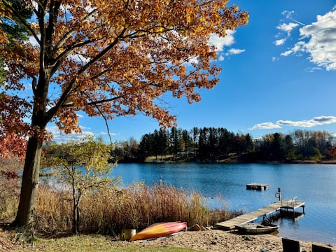 Quiet Lakefront Fall Getaway! Wifi,Boats,King Beds