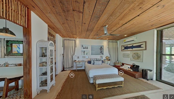 Master bedroom with queen bed 