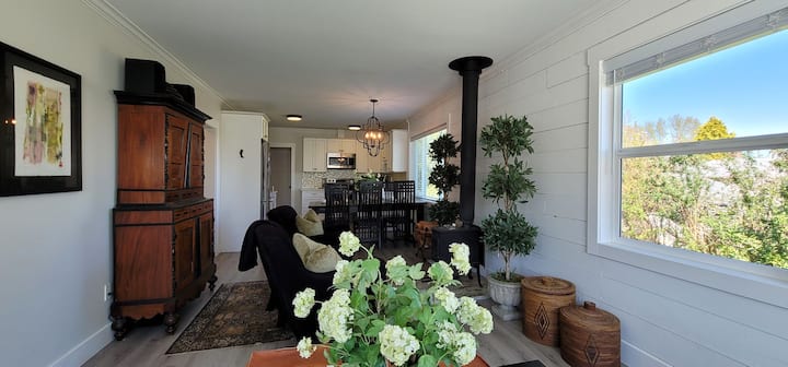 Mermaid Seaside Cottage - Comox