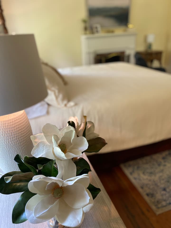 Главна спална соба и сопствена соба со магнолија 