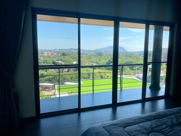 فيلا تريتوب - غرفة نوم كبيرة بمساحة 30 مترًا مربعًا مع سرير بمقاس كبير وحمام داخلي وإطلالة على الجبل والبحر. 