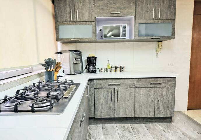 Spacious 4BR Apt Polanco | Balcony | Antara Mall gallery image 4