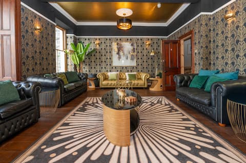 Art Deco Beachfront Sleeps 18 Cinema & Sea Views