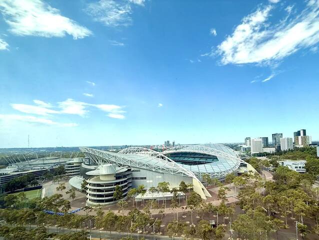 Olympic Park Gem 2 bedroom condo -Pool Gym Parking