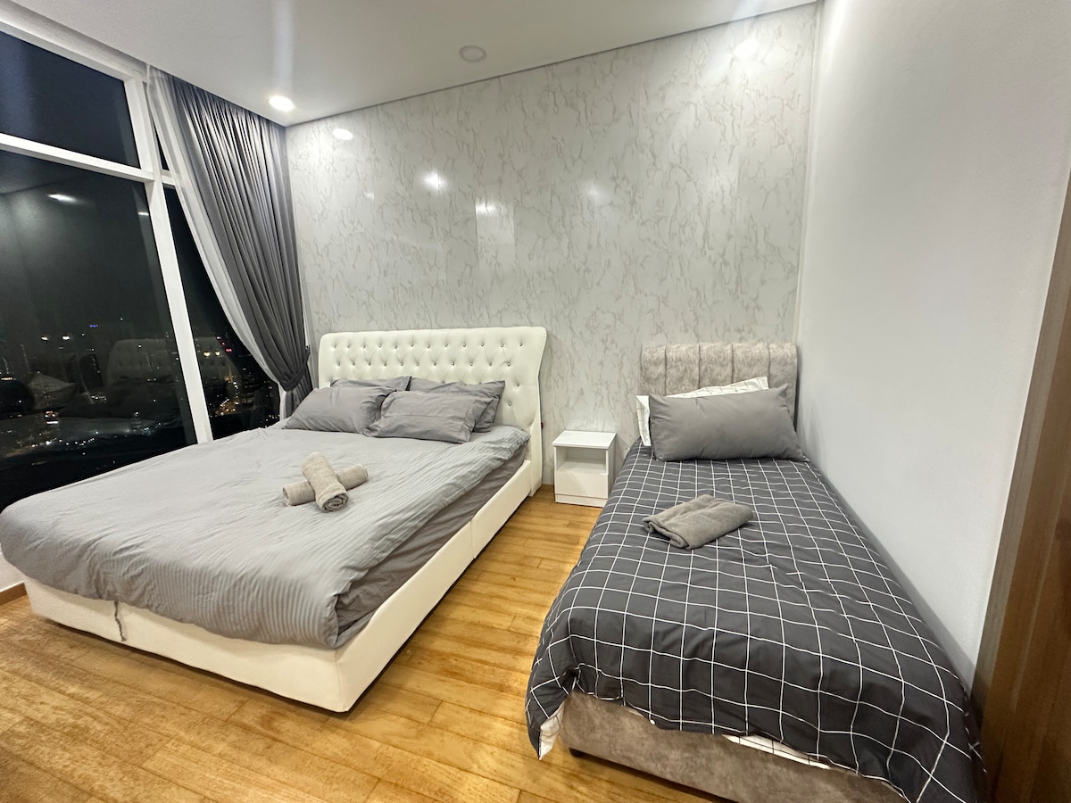 Dhomë gjumi master
Krevat dopio "king" me krevat tek 
