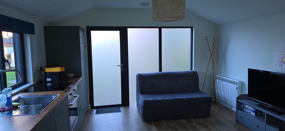 Top Airbnb: Cozy modern cottage near Legoland, Windsor & Ascot in Bray