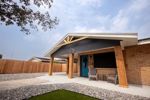 Cozy house with pool/pet friendly/close to outlets