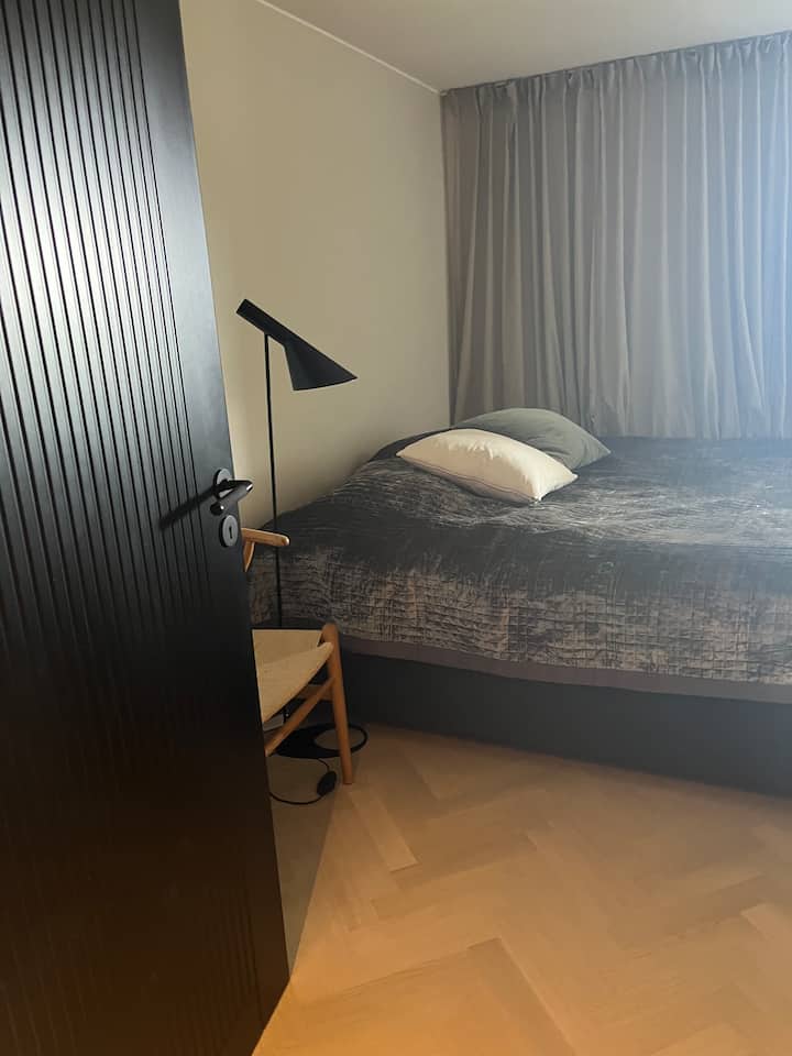 Спална соба со температурен кревет од 180 см