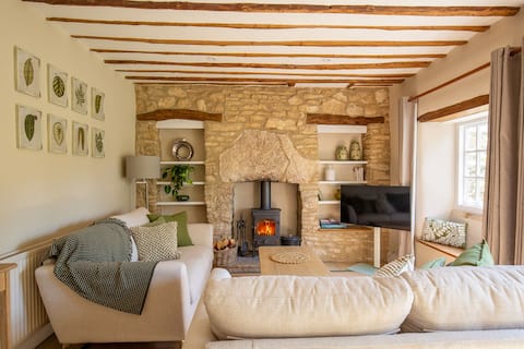 Top performing Airbnb: Pet friendly holiday cottage - Enoch's Cottage in Stow On The Wold