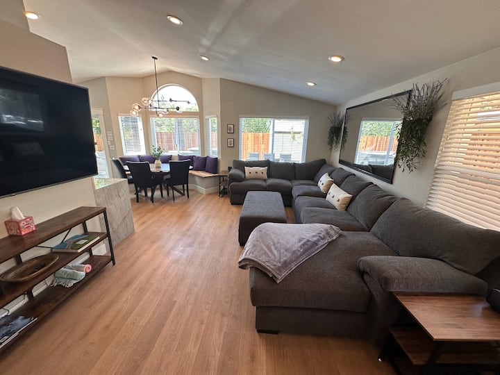 New! 4bd/2ba Hottub, Games, Ev Charger!   3 Kings! - Reno, NV