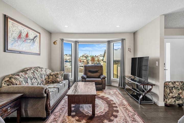 Charming 4 Br Lakefront Escape - Chestermere