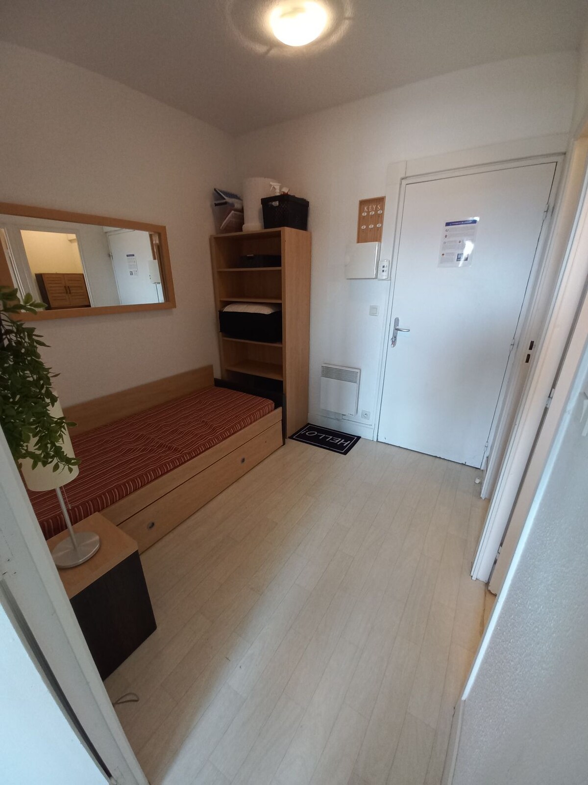 Krevat me rrota që kthehet në 2 krevate tek
Mundësia gjithashtu për të ngritur krevatin e poshtëm për të bërë një krevat të madh, ki kujdes të sigurosh 2 çarçafë që mbulojnë 1 person në këtë rast 