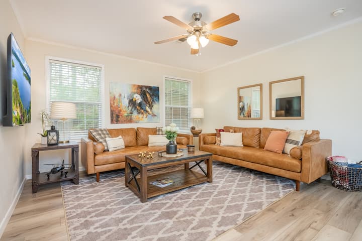 Eagles Cove Waterfront Amazing View King Bed, Deck
