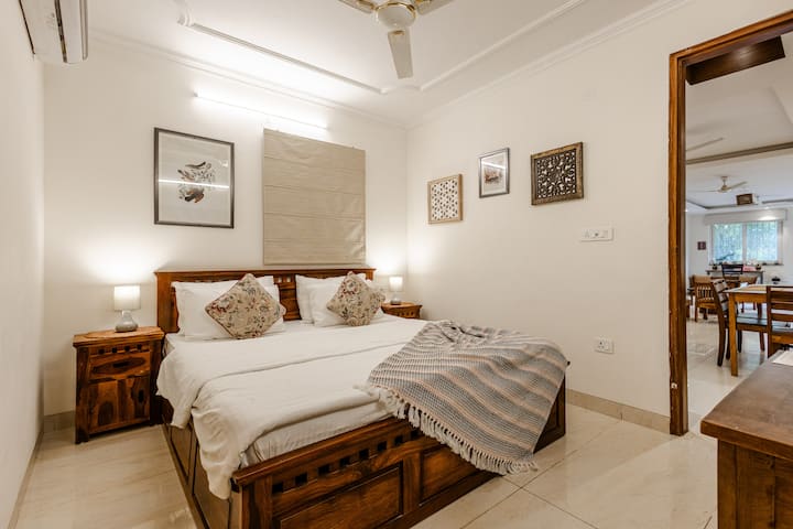 Ferret: Cozynest Room W/ Kingbed, 4k Tv | Saket - Delhi