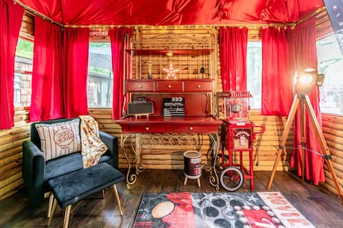 Cinema, Sauna & Spa Retreat near Lake & Skiing
