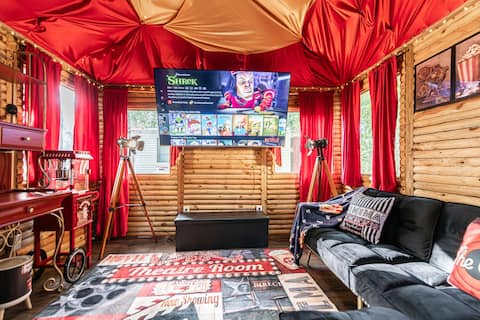 heated outdoor cinema & hot tub near skiing & lake