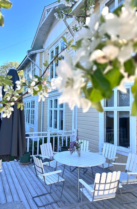 Large turn-of-the-century villa in central Vaxholm