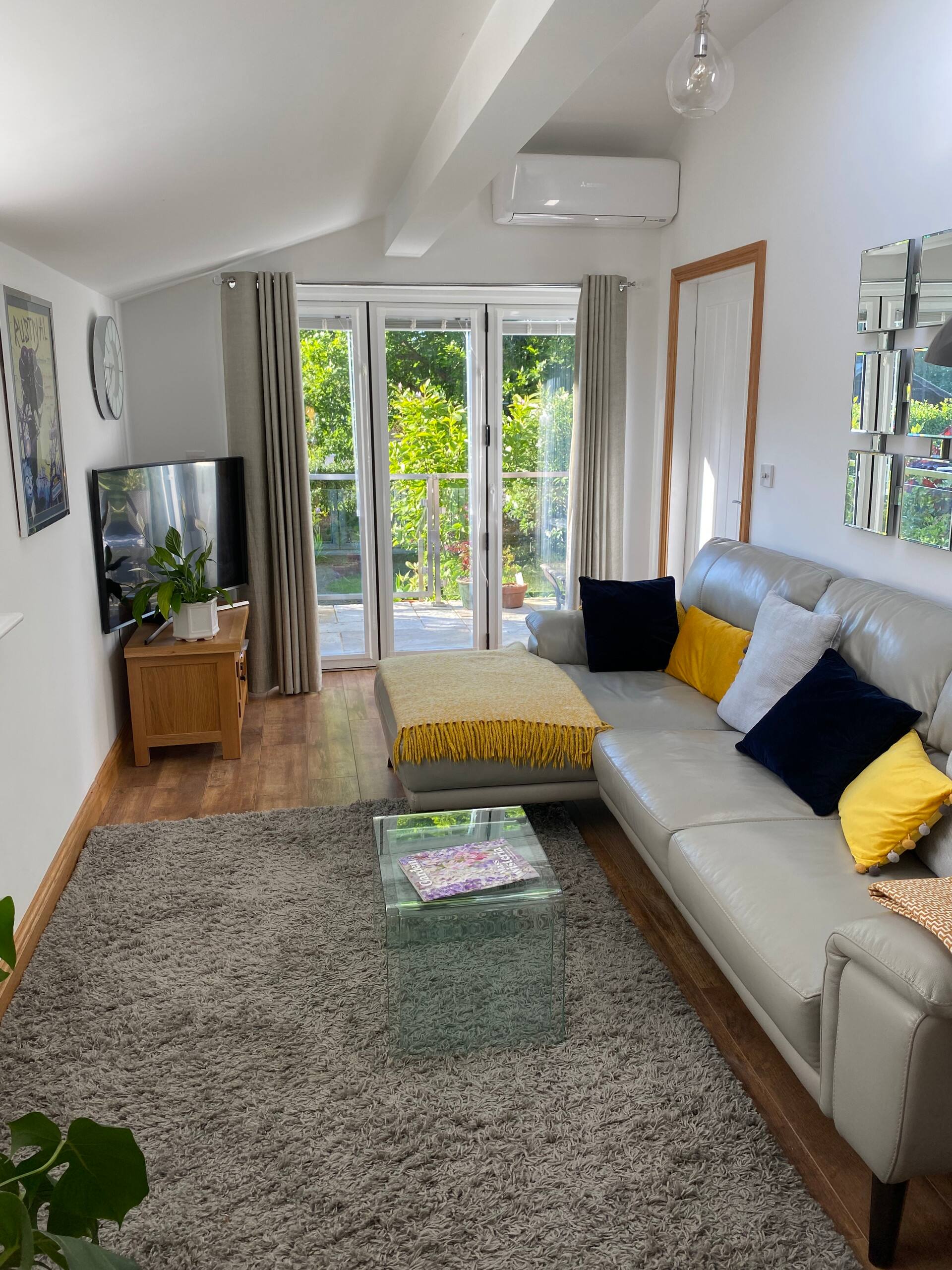 Self contained 2 person dog friendly apartment Free parking
