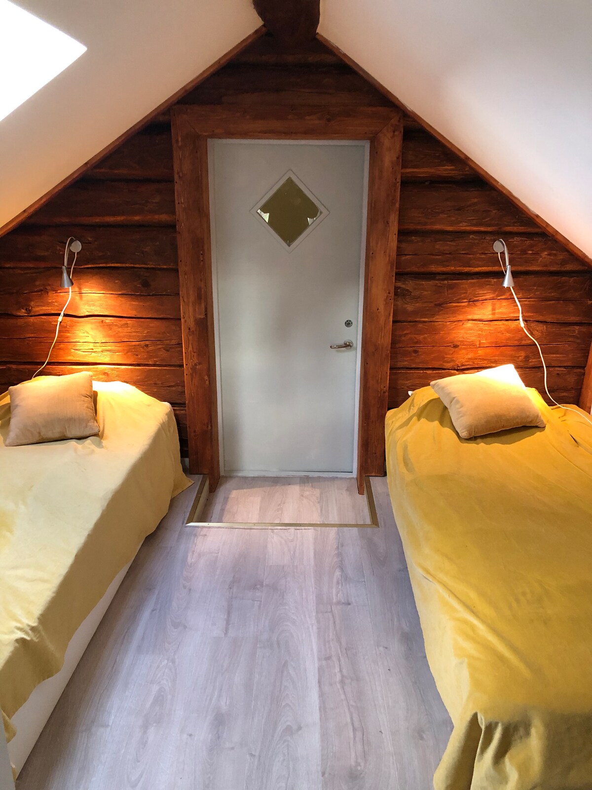 سريران مريحان 90 سريرًا. الغرفة عبارة عن غرفة تجول في غرفة النوم الثانية. 