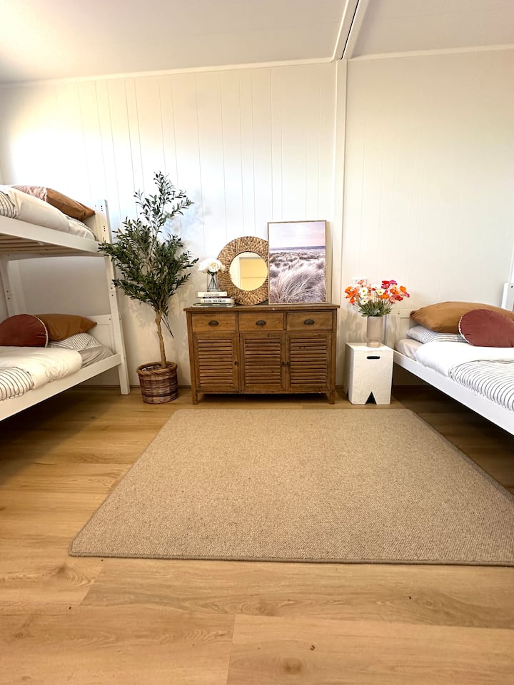 Кревети на спрат.  Спие 3 лица