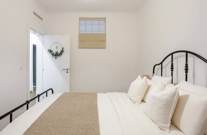 Оваа соба е исклучително тивка и внимателно опремена за вашата удобност. Има електричен вентилатор за воздух за да се обезбеди соодветна циркулација на воздухот, бидејќи нема прозорци. 