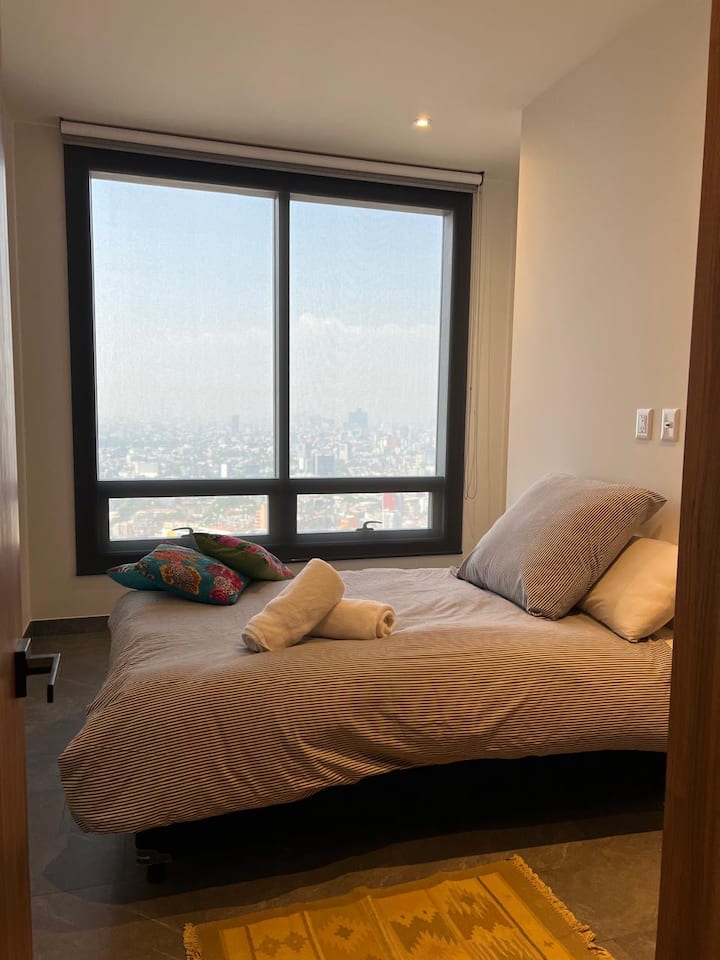 Pohodlná posteľ a nádherný výhľad na CDMX, vychutnajte si pozorovanie krásy a chaosu, ktoré dávajú mestu v pohodlí tejto izby. 