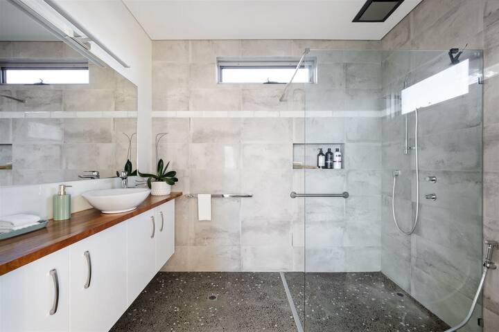 Breeze Beach Villa – with sauna and pool gallery image 5