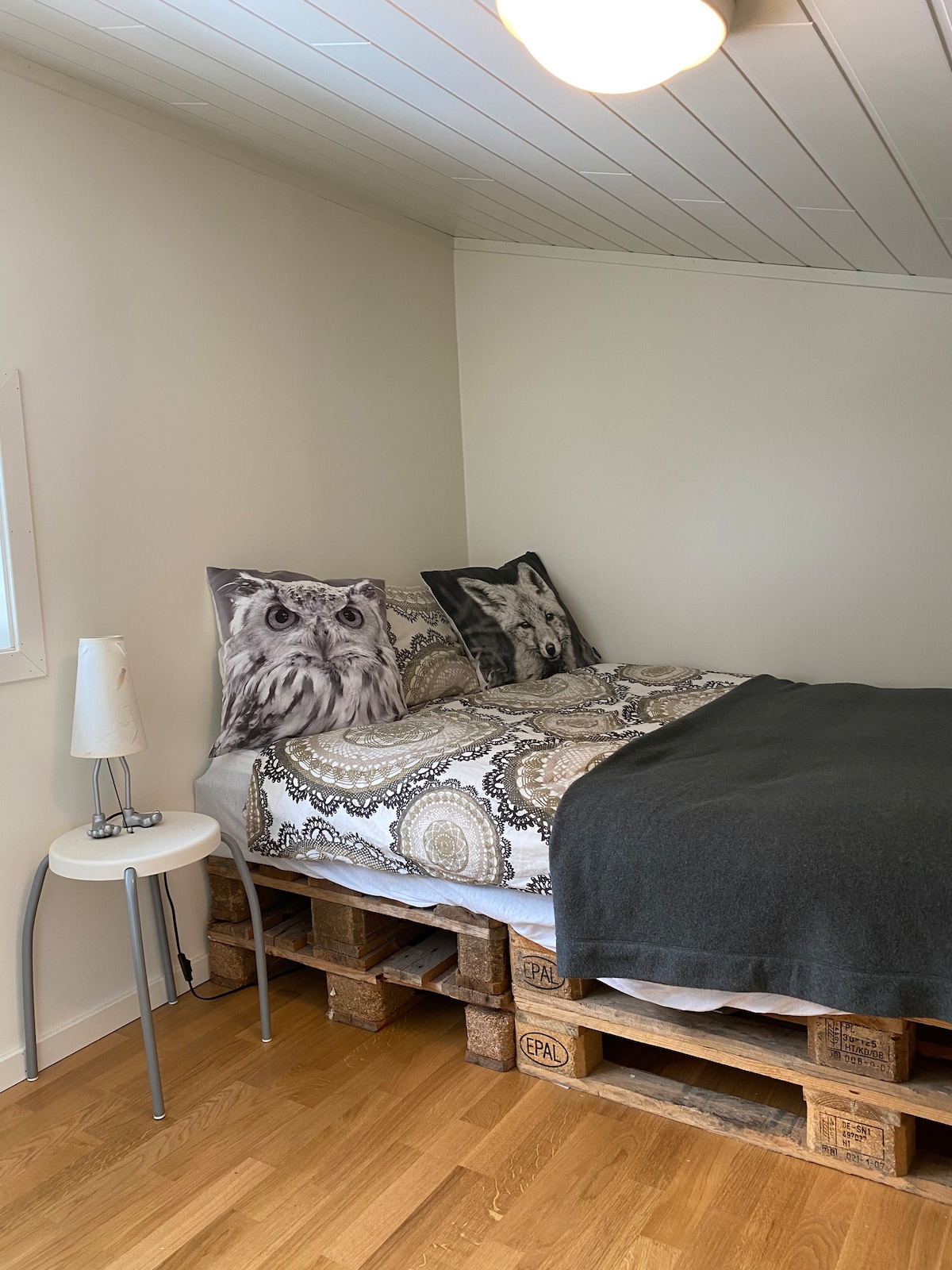 Schlafplatz im Loft mit 120 cm Bett und zusätzlicher Matratze, wenn ein zusätzliches Bett benötigt wird