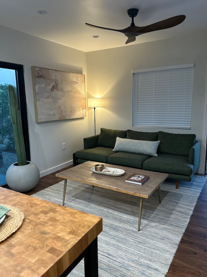 Გახსენით კონცეფციის მისაღები ოთახი. Ლამაზი კომფორტული ტახტი 