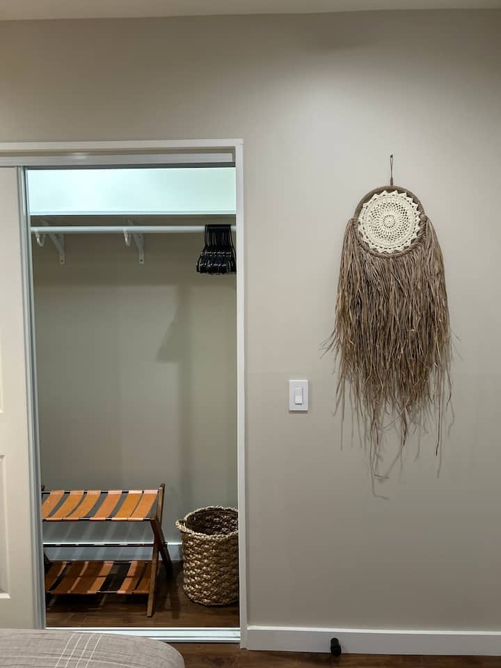 Სამრეცხაო კალათა, საკიდები და ჩემოდნის სადგამი 