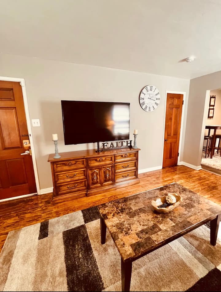 Cozy St. Louis County Apartment - Clayton, MO