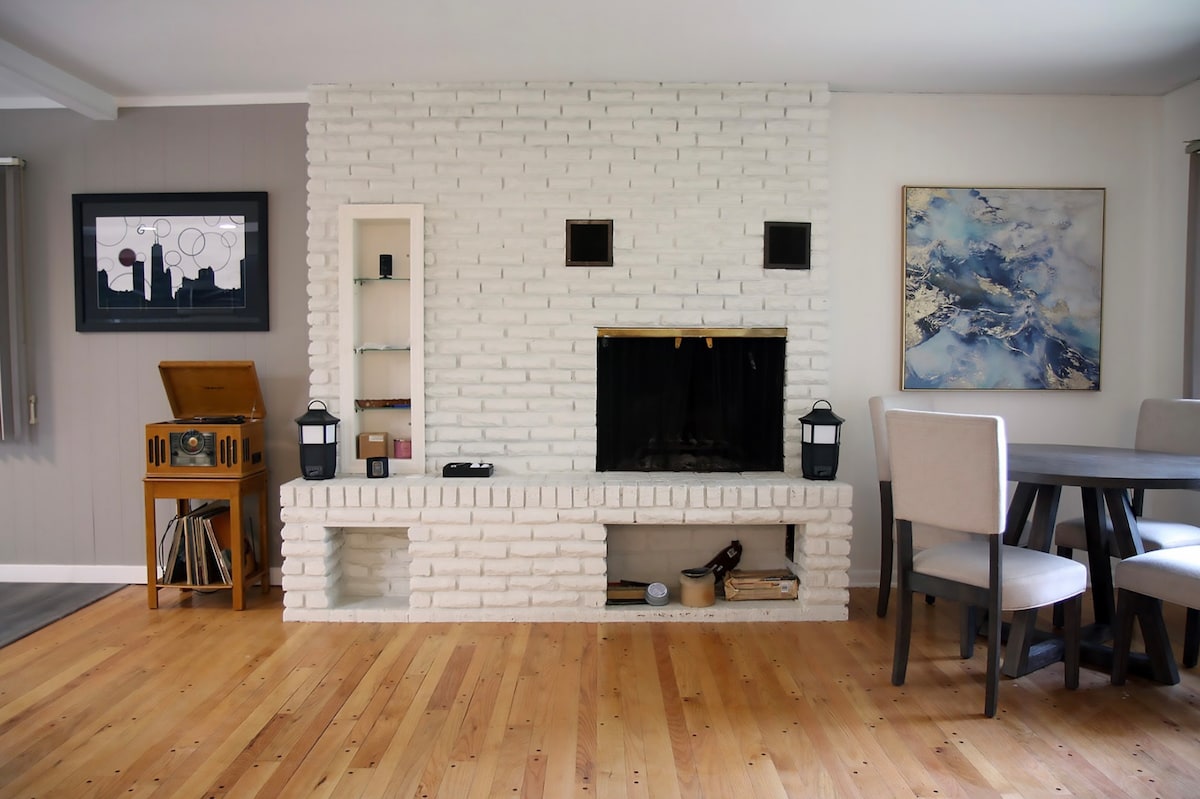 Sehemu nyingi za kukaa sebuleni kando ya jiko la dhana lililo wazi.  Pumzika ukiwa na kifaa cha moto na rekodi.  Acha vinyls zizunguke...