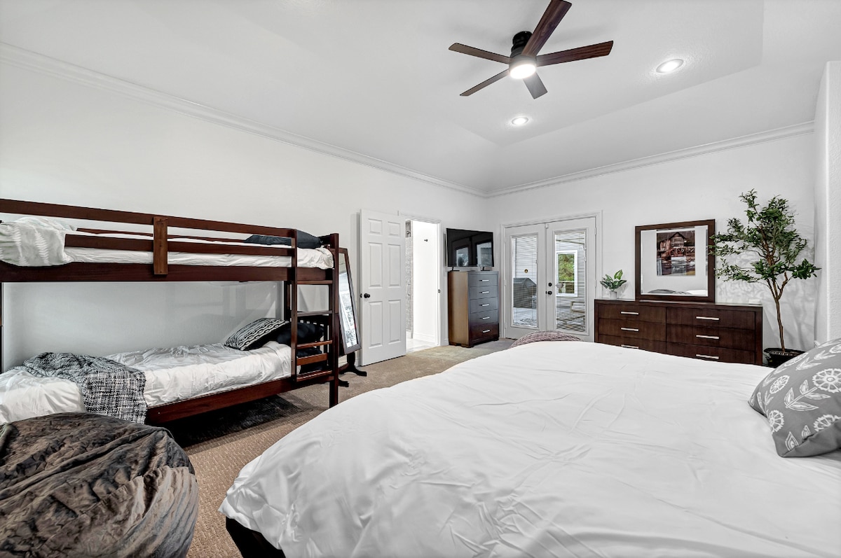 غرفة رائعة لعائلة THHE مع أطفال. سرير كينج، والكثير من المساحة وحمام خاص وسرير بطابقين. أيضًا الوصول إلى حمام السباحة مع مدخل/مخرج خاص