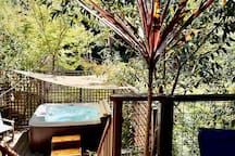 Redwood Treehouse with Hot Tub