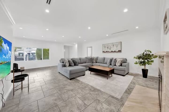 GreatLocationHeatedPoolJacuzzi gallery image 3