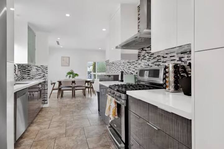 GreatLocationHeatedPoolJacuzzi gallery image 5