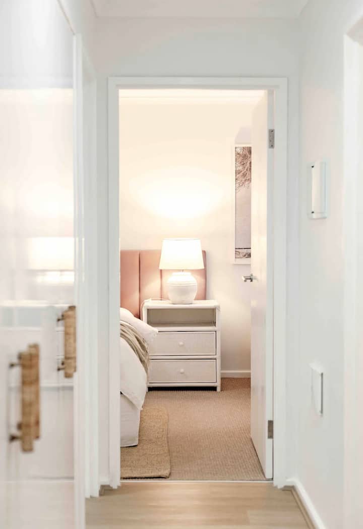 Atemberaubendes Hauptschlafzimmer mit Kingsize-Bett und Sitzecke, um ein Buch unter dem Fenster zu lesen.