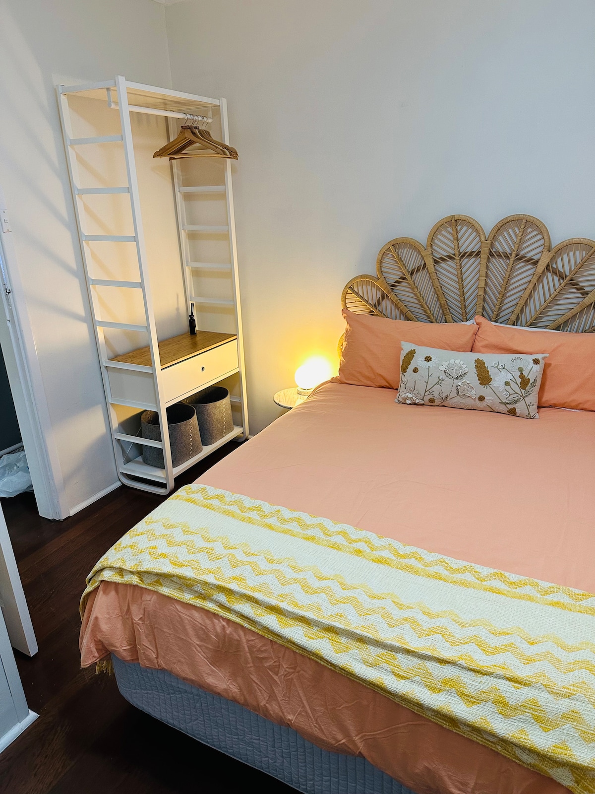 Свежа, сончева постелнина. Овој кревет е удобен и совршен за попладневни дремки - многу се препорачува за помеѓу бранч и попладневна прошетка во Њу Фарм Парк... прошетката е вистинското растојание за подобрување на апетитот за вечера. 