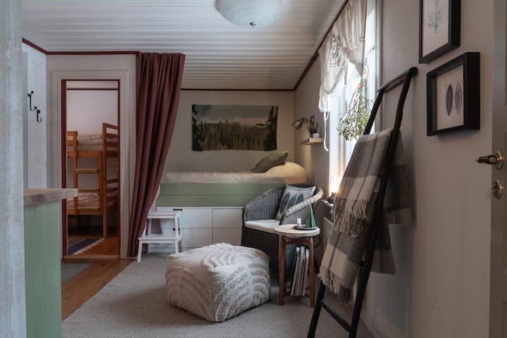 Alcove për të fjetur me krevat dopio. Madhësia e krevatit 200x160cm. Kutitë e magazinimit poshtë krevatit.