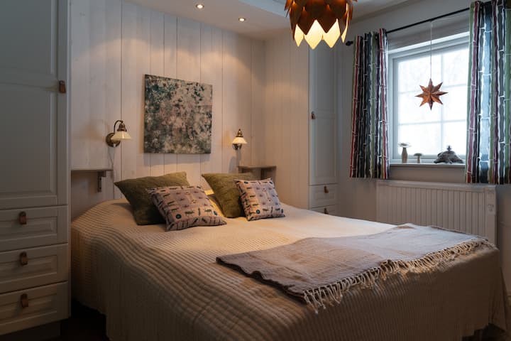 Krevat dopio me madhësi 200x160cm. Dy gardëroba me sirtar.