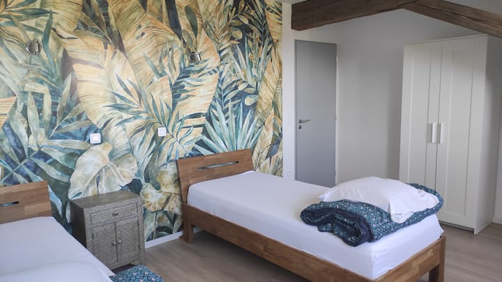 A l'étage
chambre climatisée
2 lits simples (matelas) 90x200
2 couettes 200x200 cm
2 oreillers
linge de lit disponible à la location (voir tarifs dans l'annonce)