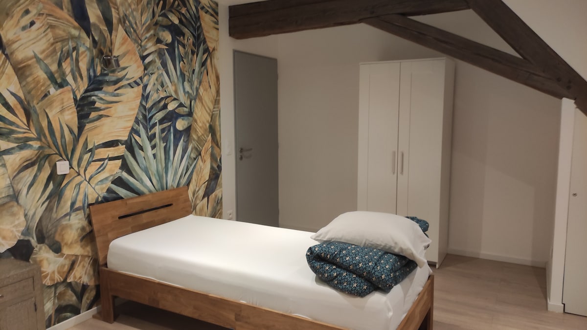 chambre climatisée
2 lits simples (matelas) 90x200
2 couettes 200x200 cm
2 oreillers
linge de lit disponible à la location (voir tarifs dans l'annonce)